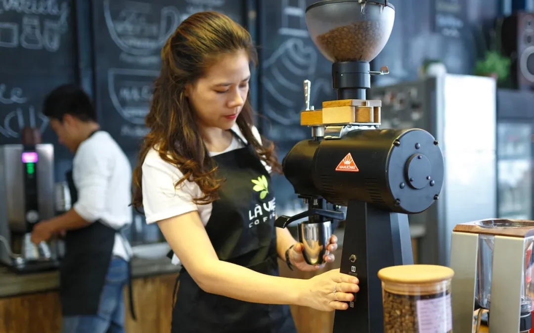 Wie wähle ich die Eigenschaften meiner Kaffeemaschine aus (Leistung, Kapazität des Wassertanks, Kapazität des Bohnenbehälters usw.)?