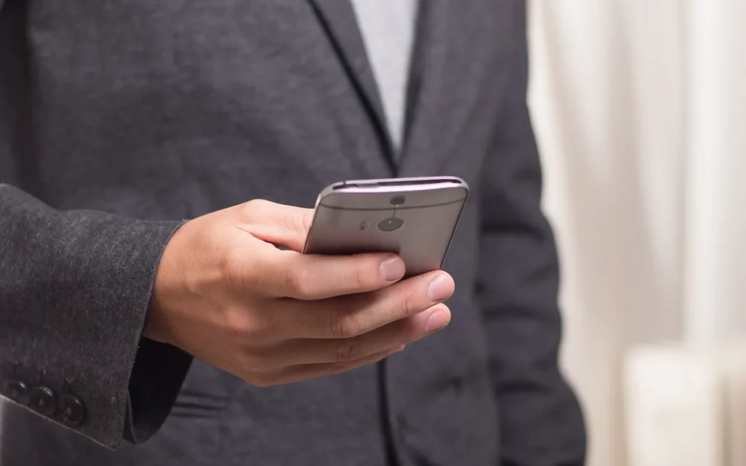 Wie wähle ich die Optionen und Funktionen meines Smartphones aus (Betriebssystem, Konnektivität, Design usw.)?