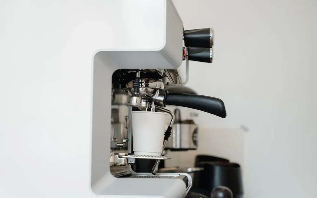 Wie wähle ich einen Fachmann für die Installation und den Anschluss meiner Kaffeemaschine aus?