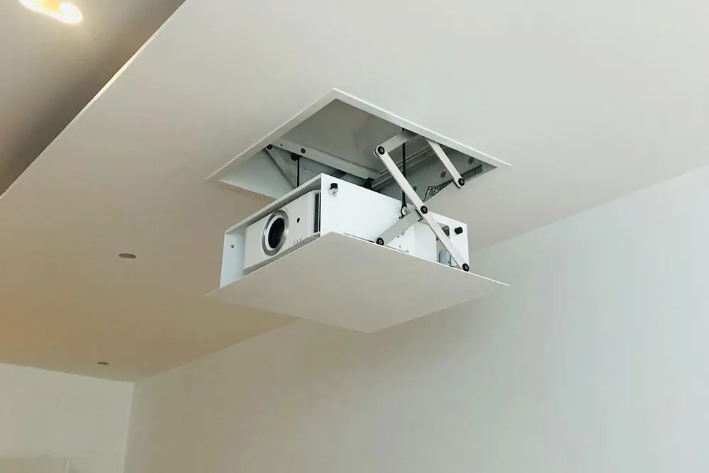 Wie wähle ich einen Fachmann für die Installation und den Anschluss meines Beamers aus?