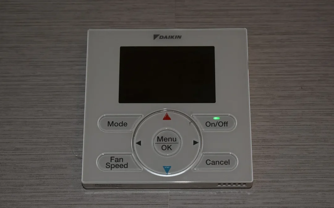 Wie kann ich mein angeschlossenes Thermostat vor Kratzern und Stößen schützen?